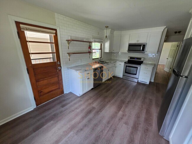 Building Photo - GORGEOUS ALL BRICK HOME CLOSE TO CAMPUS