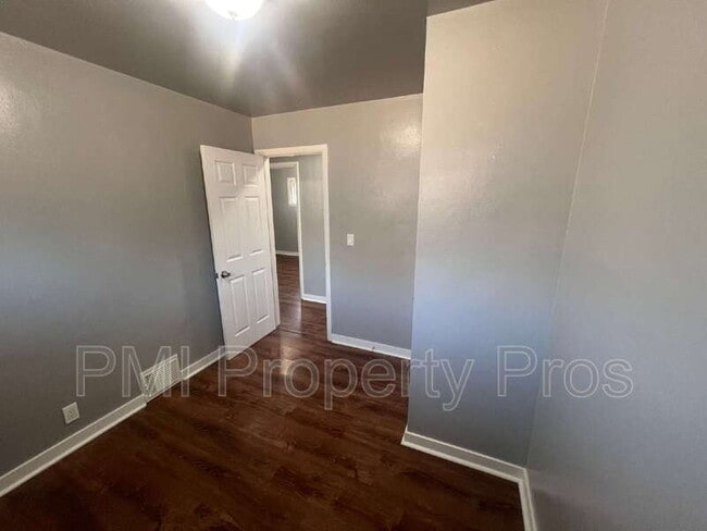 Building Photo - 5650 N 61st St