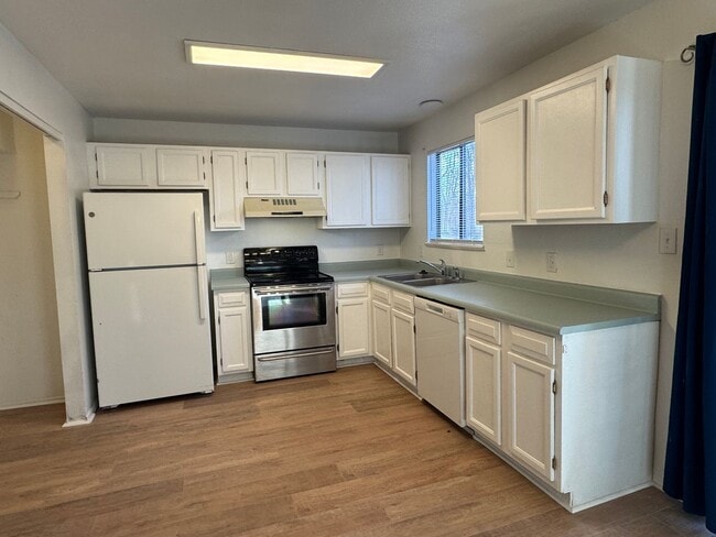 Building Photo - Ground Level - 2 Bed, 1 Bath Townhouse!!!