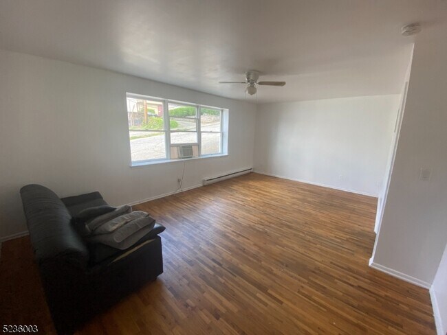 Primary Photo - 118 Main St