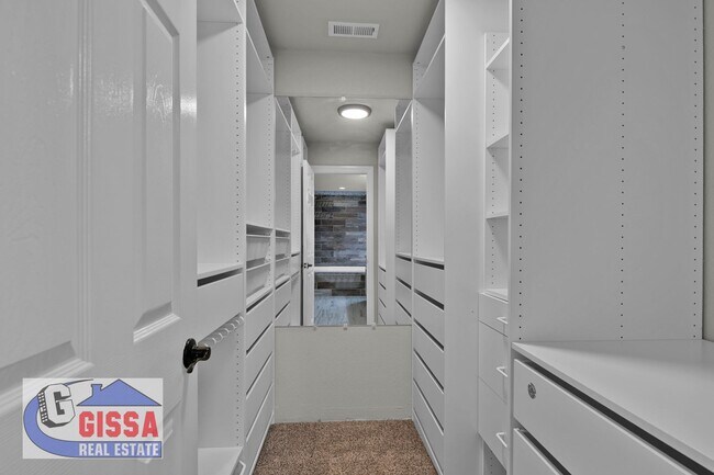 Building Photo - Beautiful home with 7 bedrooms, 5 1/2 bath...