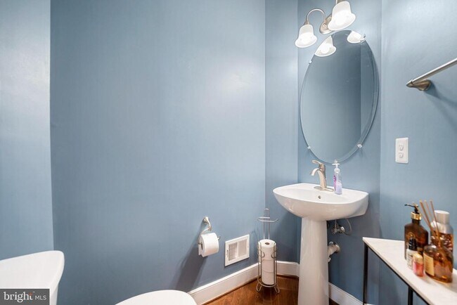 Building Photo - 710 E Howell Ave