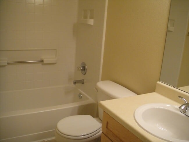 Building Photo - 1846 Twin Lakes Cir