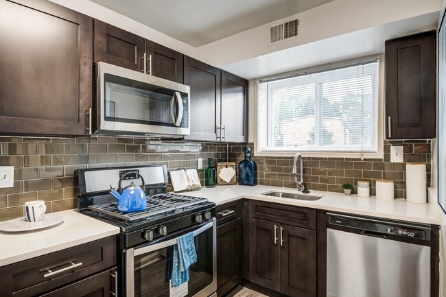 Building Photo - Lynbrook at Mark Center Apartment Homes