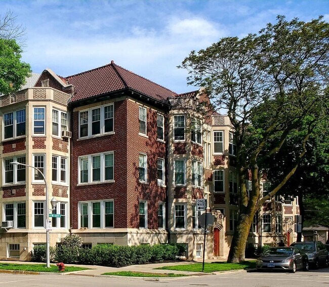 Primary Photo - 2946 N Pine Grove Ave