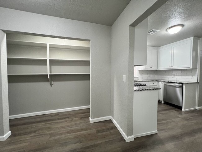 Building Photo - Beautifully Renovated 3 Bed, 1 Bath House