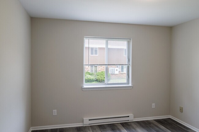 Building Photo - 2103 Green Tree Rd
