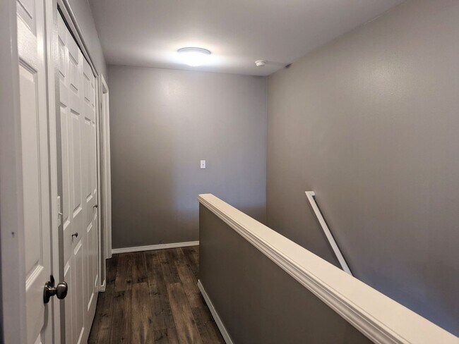 Building Photo - Beautiful Beaverton Townhouse Available Now!