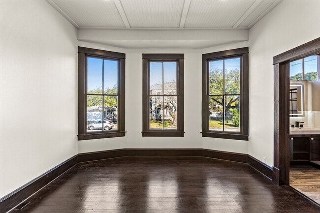 Building Photo - 3902 Bernardo De Galvez Ave