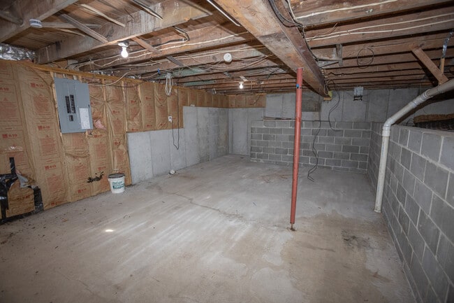 Building Photo - 917 Harding St