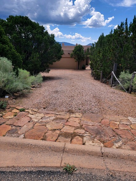 Driveway - 1005 Calle Dorthia