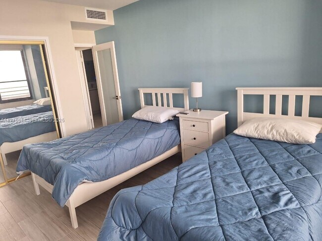 Building Photo - 3505 S Ocean Dr