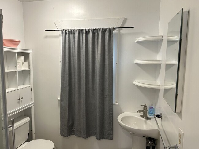 Building Photo - Lovely 1 Bedroom, 1 Bathroom Unit in West Petaluma