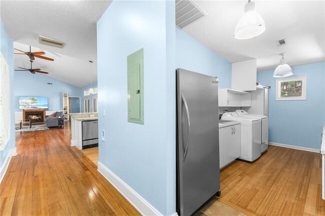 Building Photo - 6567 Tahiti Way