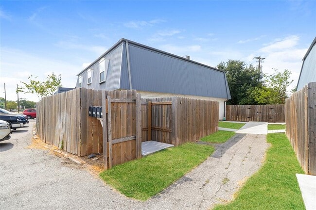 Building Photo - 7202 Twin Crest Dr