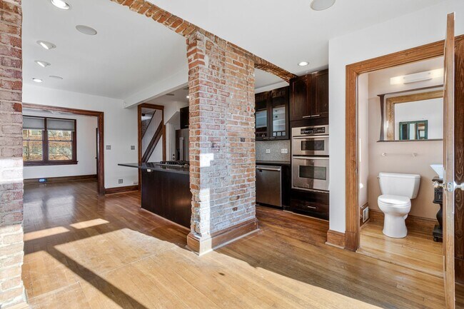 Building Photo - Big and Comfy Townhouse