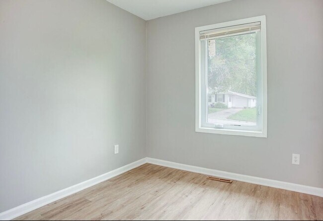 Building Photo - Beautiful Kansas City Home with LVP Floori...