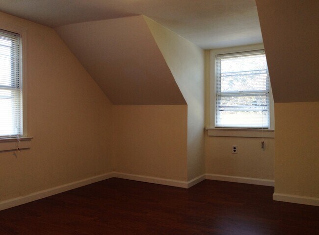 Building Photo - 709 Nathan Hale Ave
