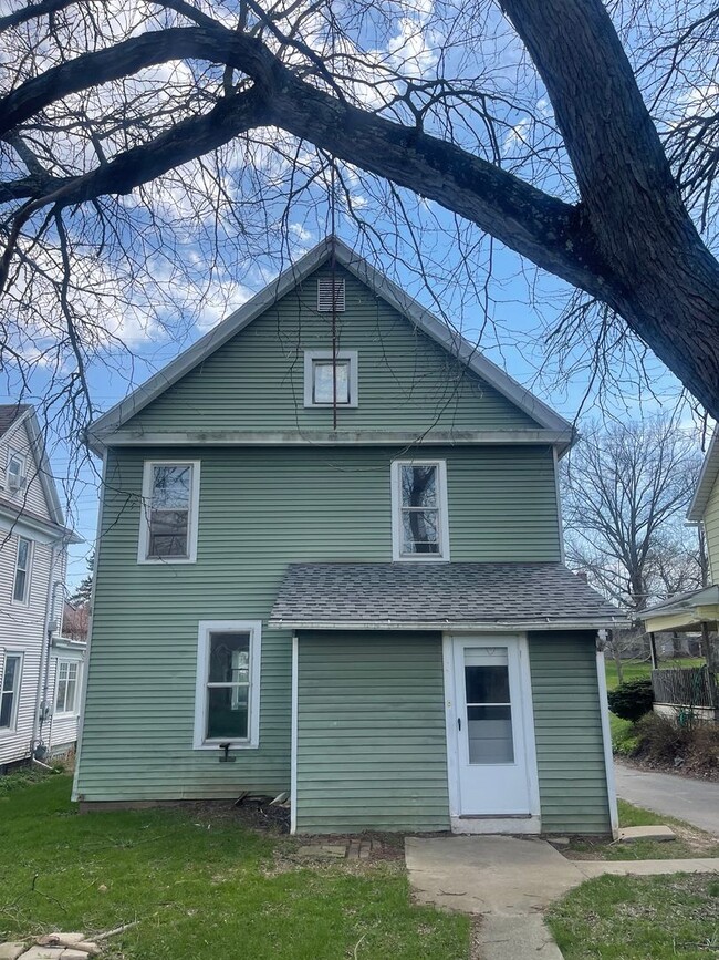 Building Photo - Newly Updated 3 Bedroom Home