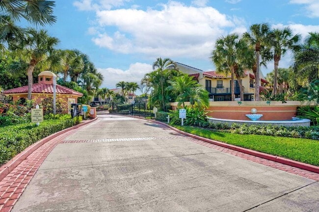 Building Photo - 500 Uno Lago Dr