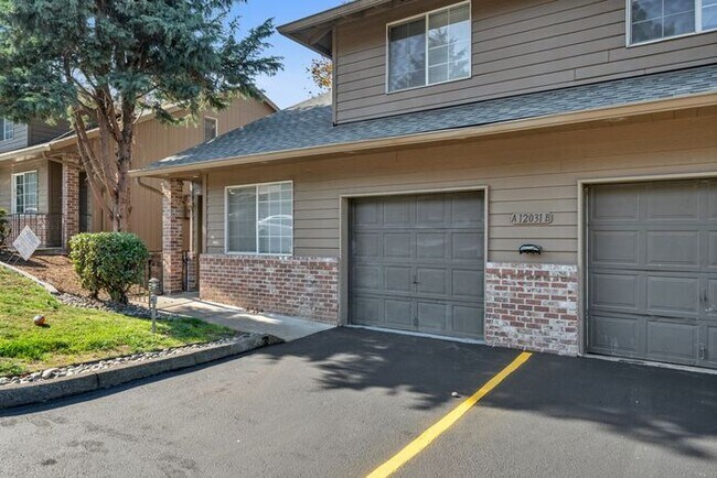 Building Photo - Large 2 bed 1.5bath townhouse