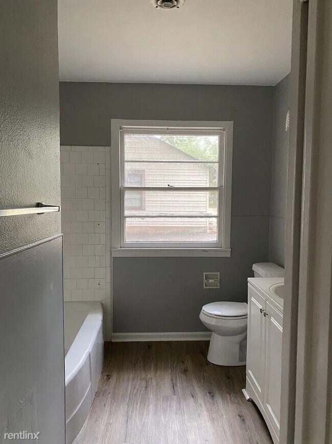 Building Photo - 731 Inwood Dr