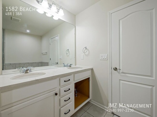 Building Photo - 1582 Beachwood Dr