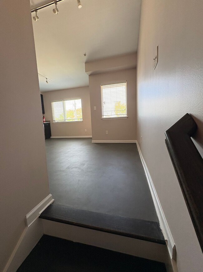Building Photo - Beautiful 1 bedroom Modern Townhome
