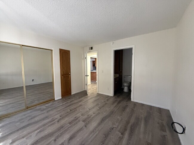 Building Photo - New Flooring, no carpet. 2bed 2bath Gated Community with a Swimming Pool