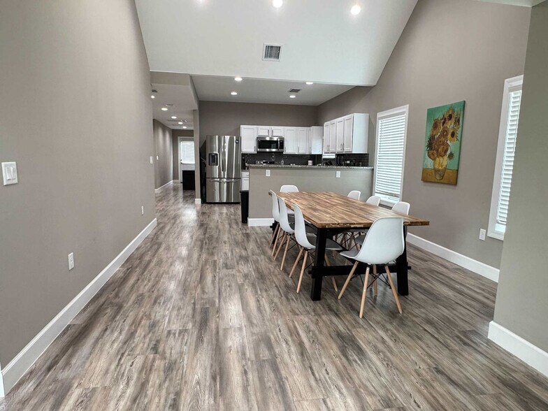 Building Photo - 420 E Cypress St