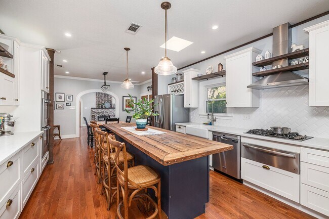 Building Photo - Berkeley Tudor For Lease!