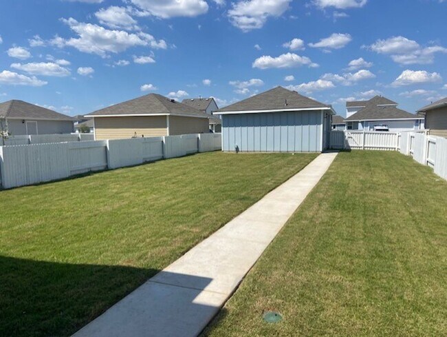 Building Photo - Brand New 4 Bed 2.5 Bath House with Large ...