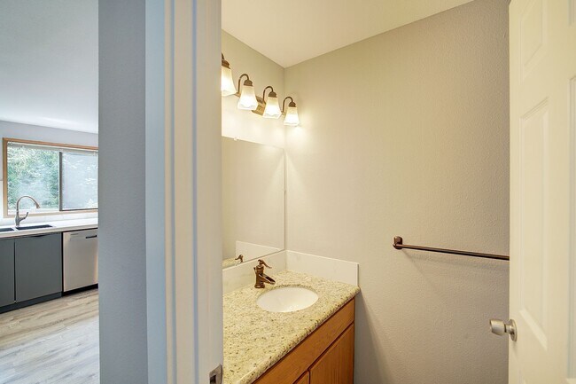 Building Photo - 5Bd/2.5Ba Kirkland Home