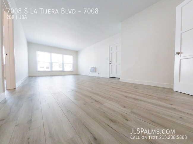 Building Photo - Beautifully remodeled 2 bed w/Full stainle...