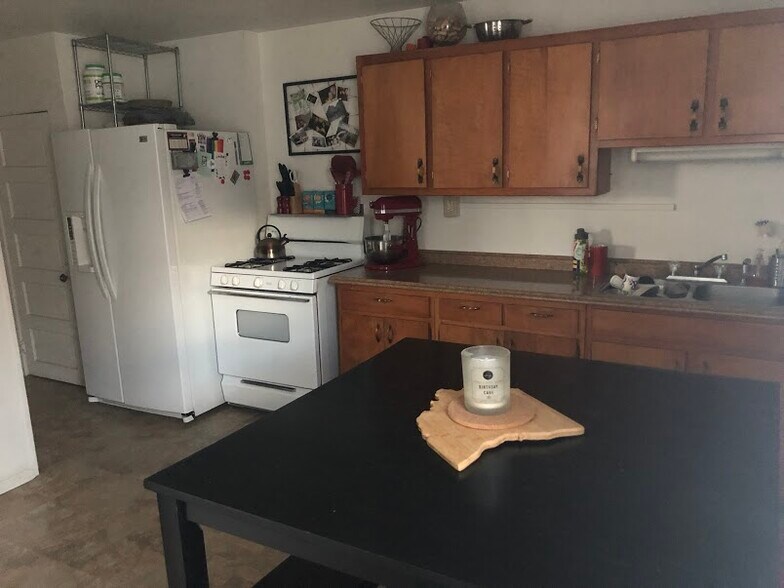 Kitchen - 1304 W Kiowa St