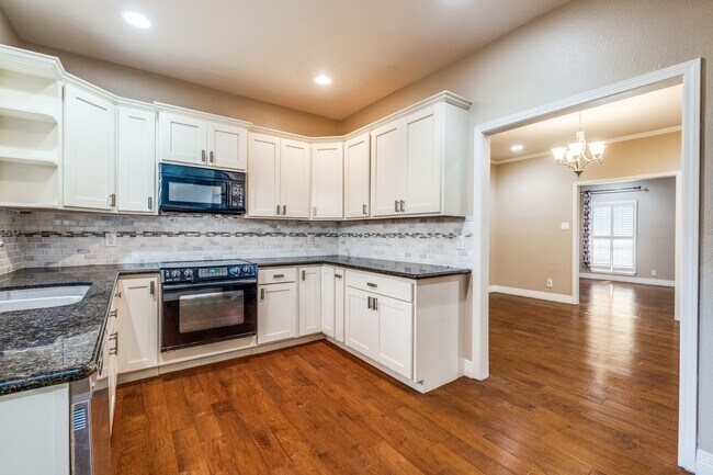 Building Photo - 3-BEDROOM TOWNHOME IN DIJON NORTH, ALAMO HEIGHTS