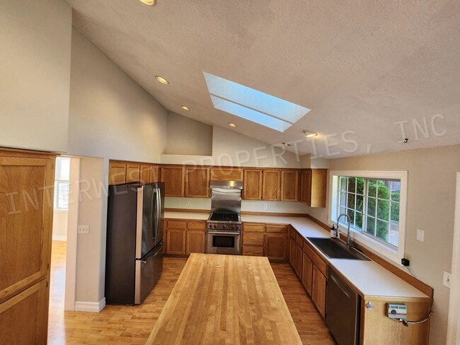 Building Photo - 4+ Bedroom Tigard Home With a Beautiful Vi...