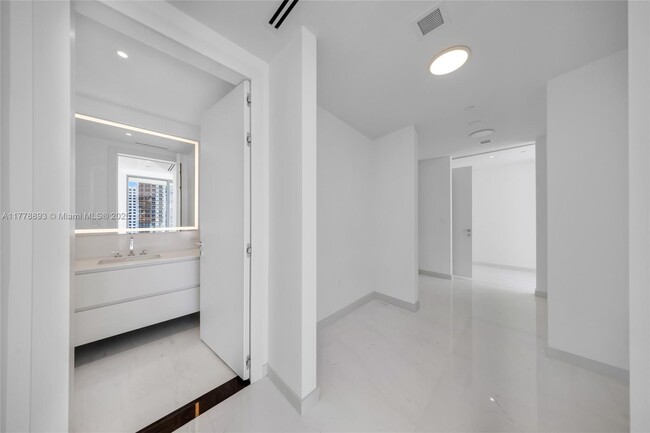 Building Photo - 300 Biscayne Blvd Way