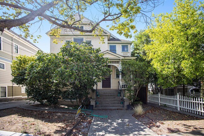 Primary Photo - 1828 Clinton Ave