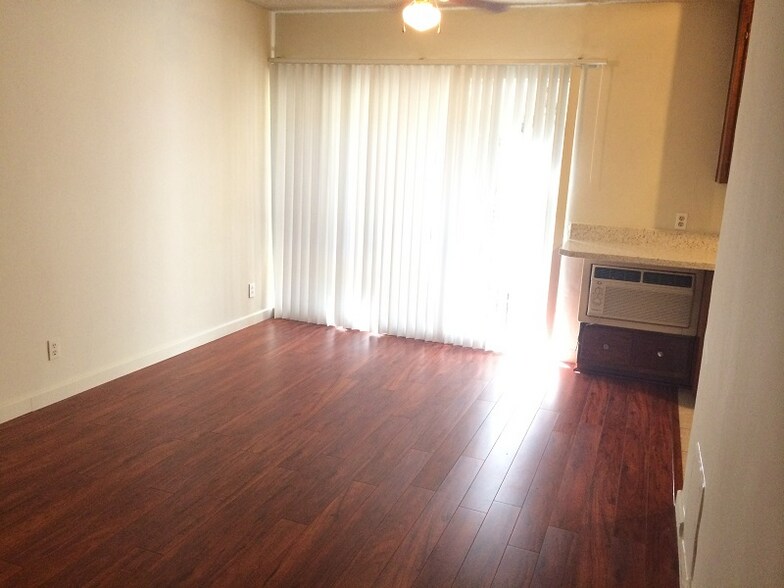 Primary Photo - 530 Veteran Ave