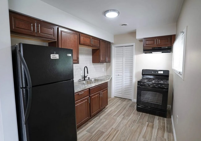 Building Photo - Charming and Move-In Ready Bungalow!