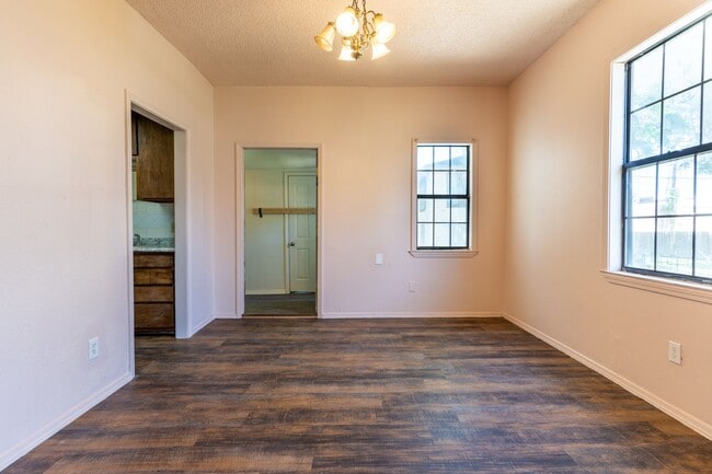 Building Photo - Cute 2 Bed Ready For You!