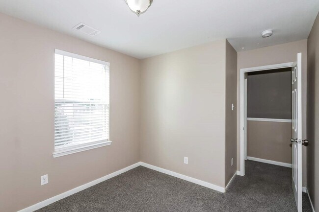 Building Photo - 28910 Rio Grande River Dr