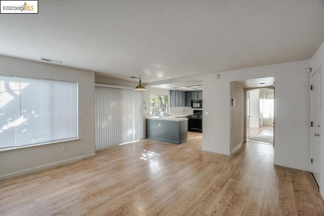 Building Photo - 4973 Ridgeview Dr