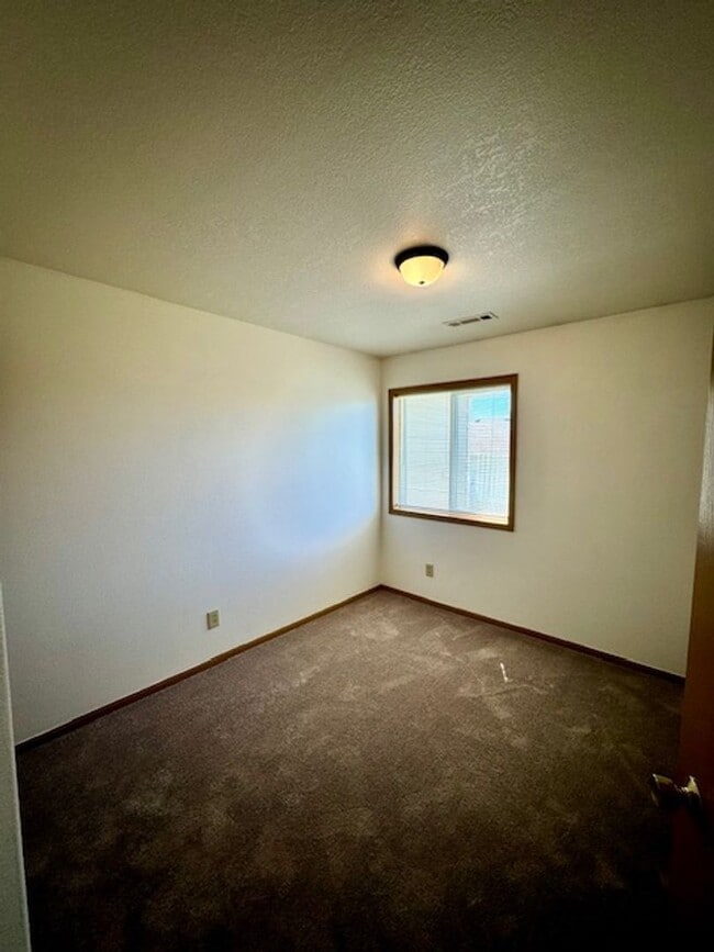 Building Photo - 3 Bedroom 1.5 Bathroom 4plex
