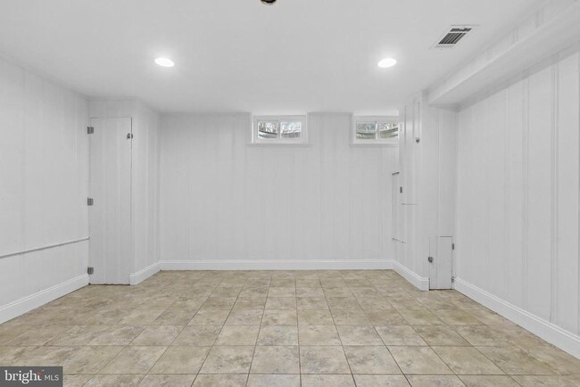 Building Photo - 227 Willow Ave