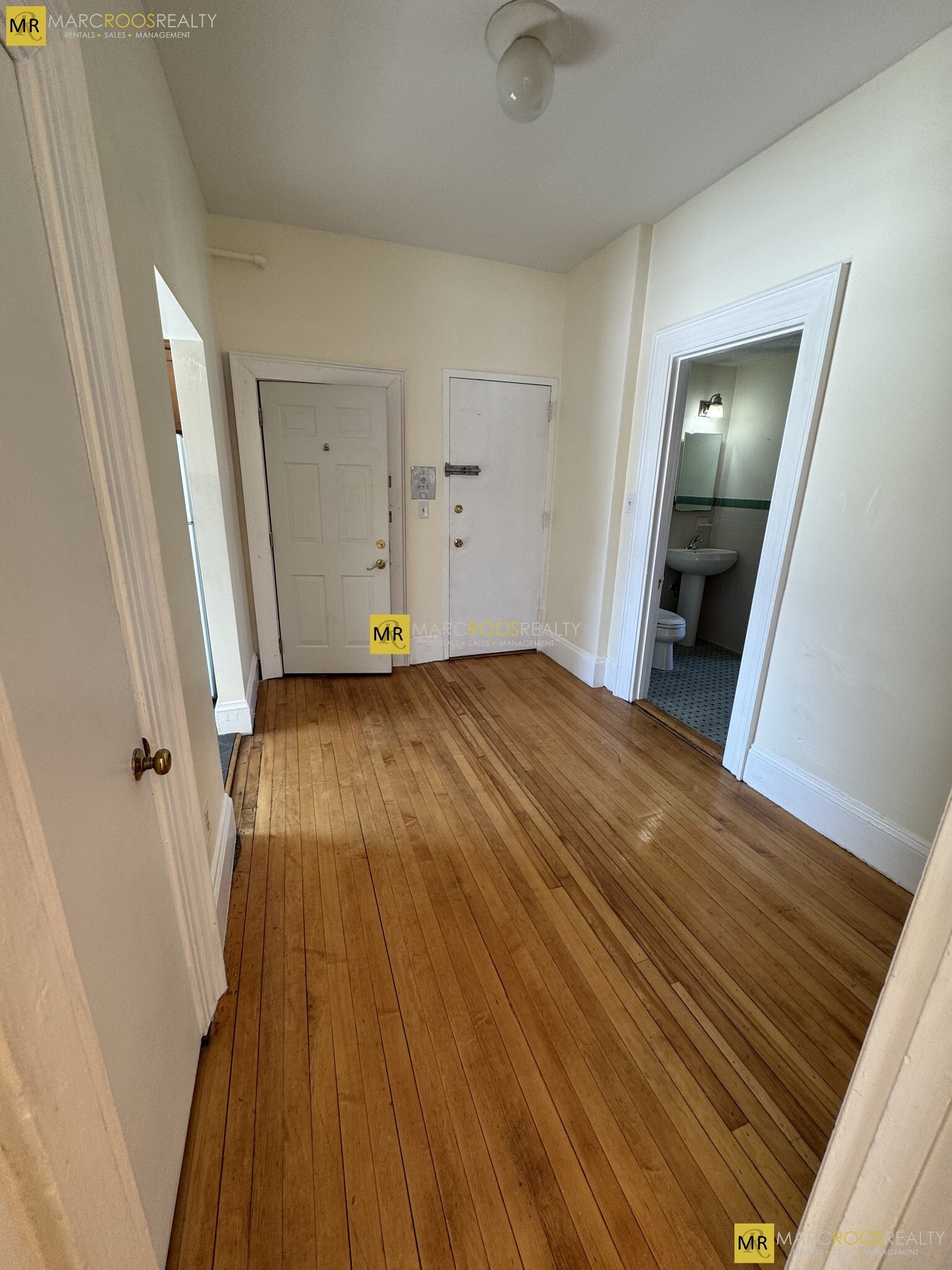 Building Photo - 465 Park Dr