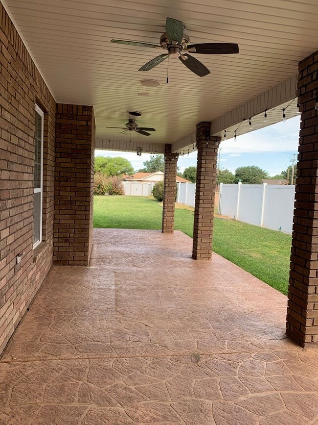 Building Photo - 4 bedroom 21/2 bath home