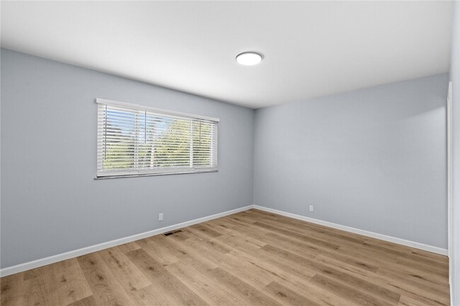 Building Photo - 24 Forest Crest Dr