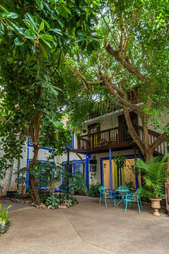 Building Photo - 706 E Stuart St